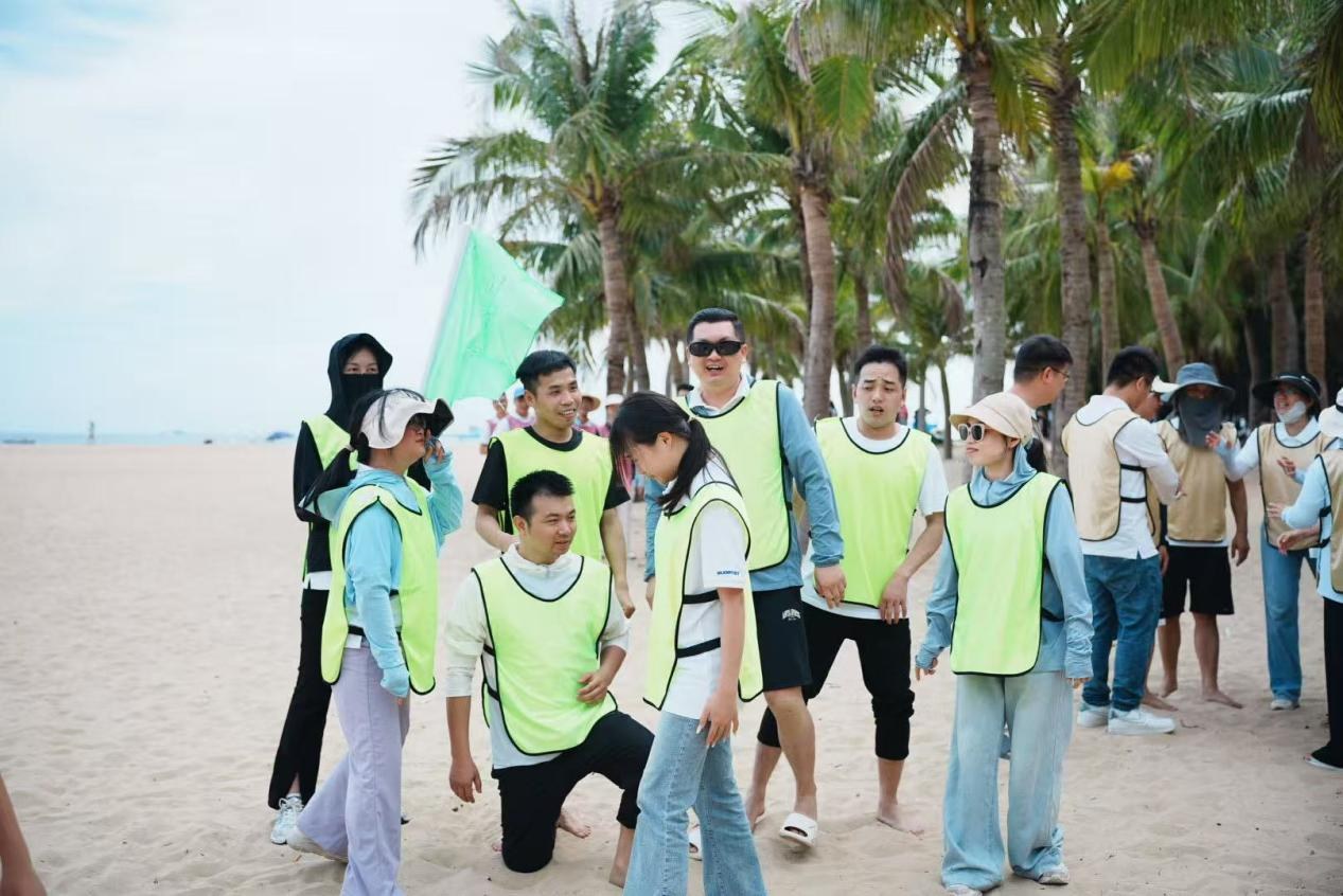 สมาชิกในทีม GUDGA รวมตัวกันเพื่อทำกิจกรรมสร้างทีมริมทะเล